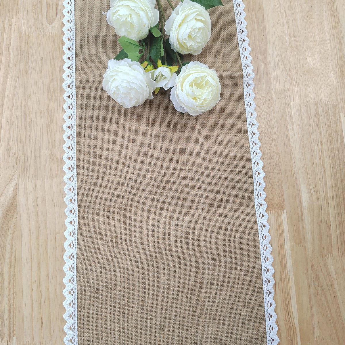 Chemin de table bohème en lin et dentelle blanche - Univers De La Table