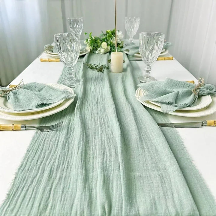 Chemin de table vert sauge en gaze de coton - Univers De La Table