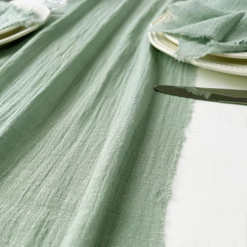 Chemin de table vert sauge en gaze de coton - Univers De La Table