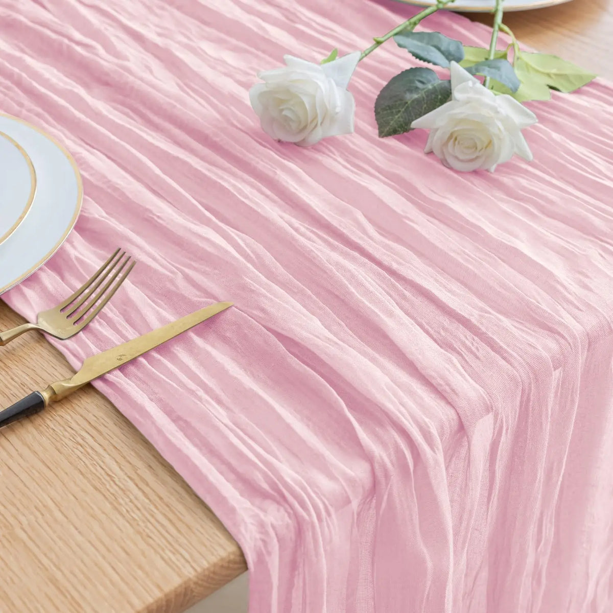 Chemin de table bohème en gaze rose clair 90 x 300 cm - Univers De La Table