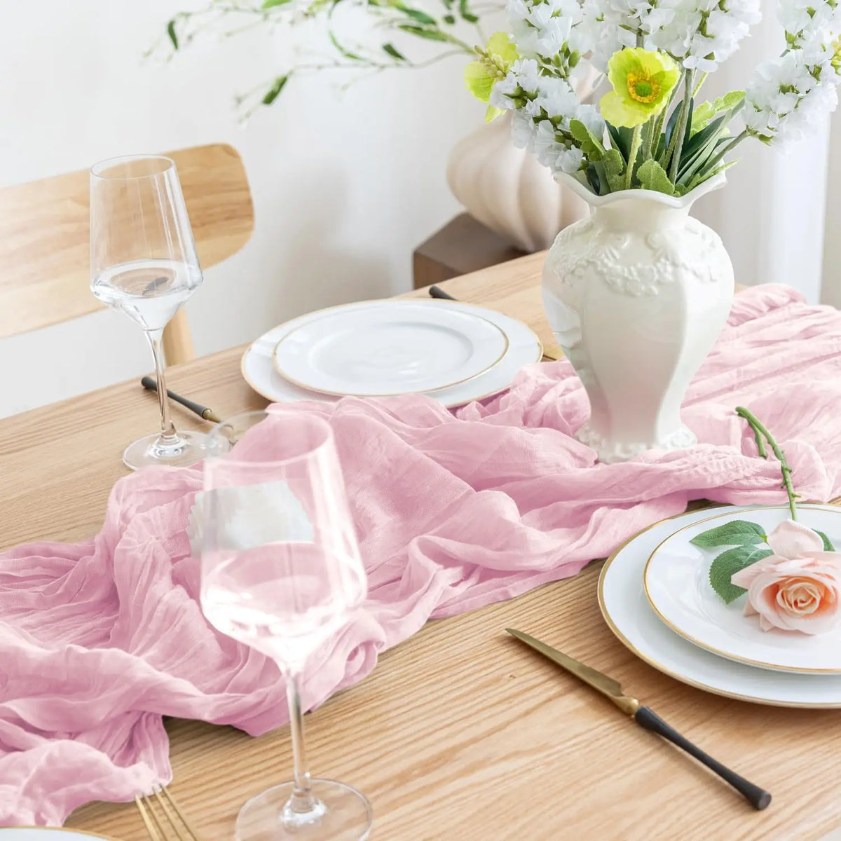 Chemin de table bohème en gaze rose clair 90 x 300 cm - Univers De La Table