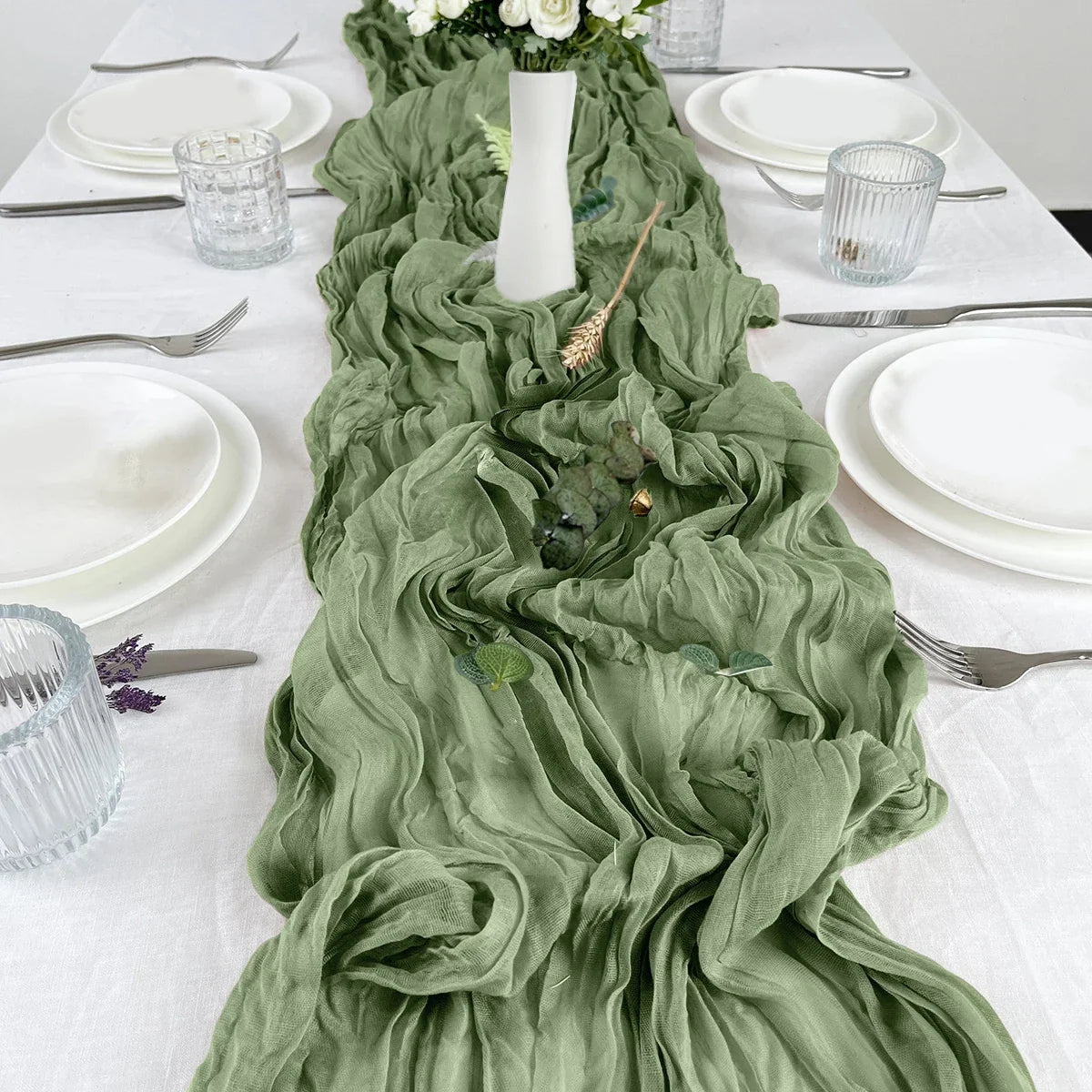 Chemin de table en gaze semi-transparente vert sauge - Univers De La Table