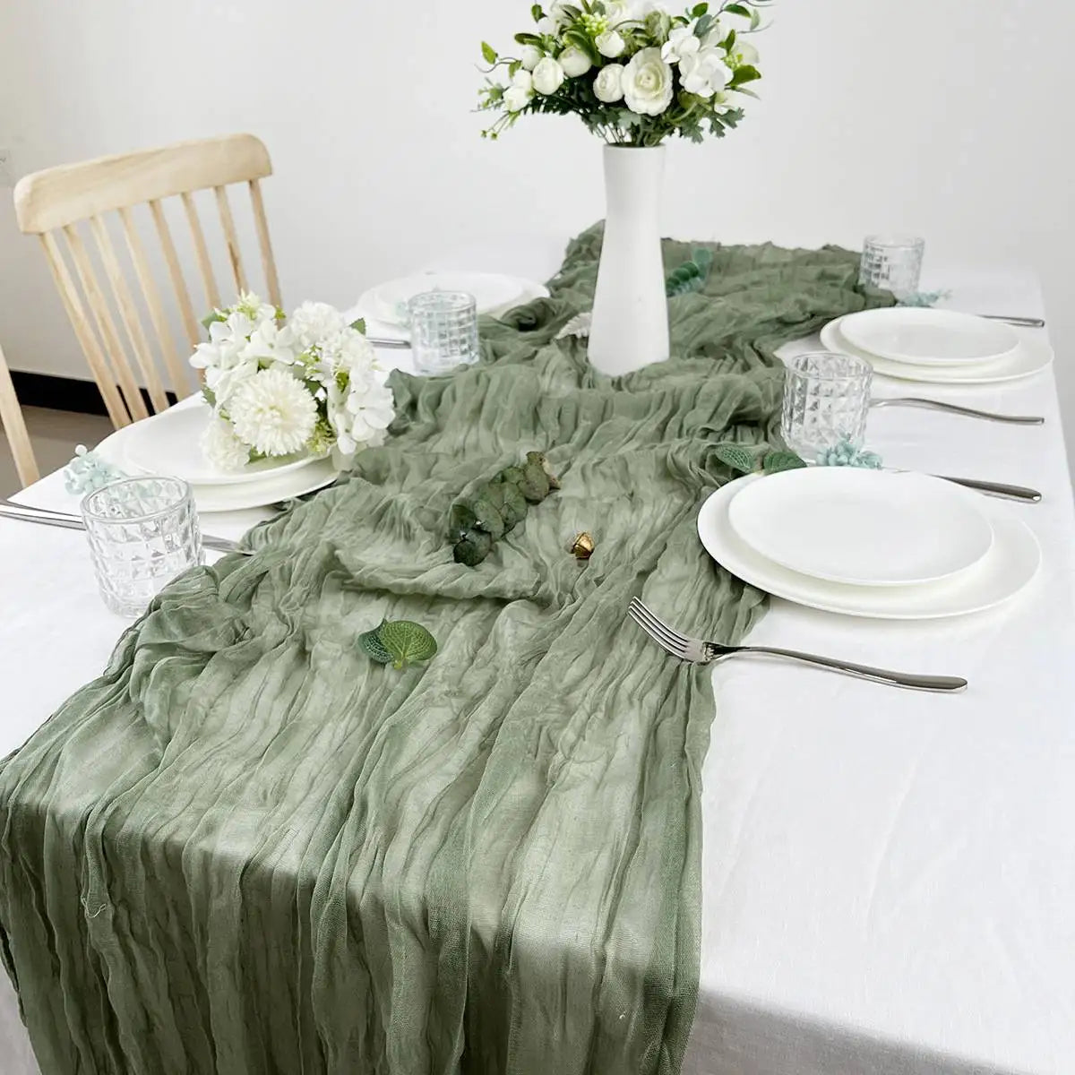 Chemin de table en gaze semi-transparente vert sauge - Univers De La Table