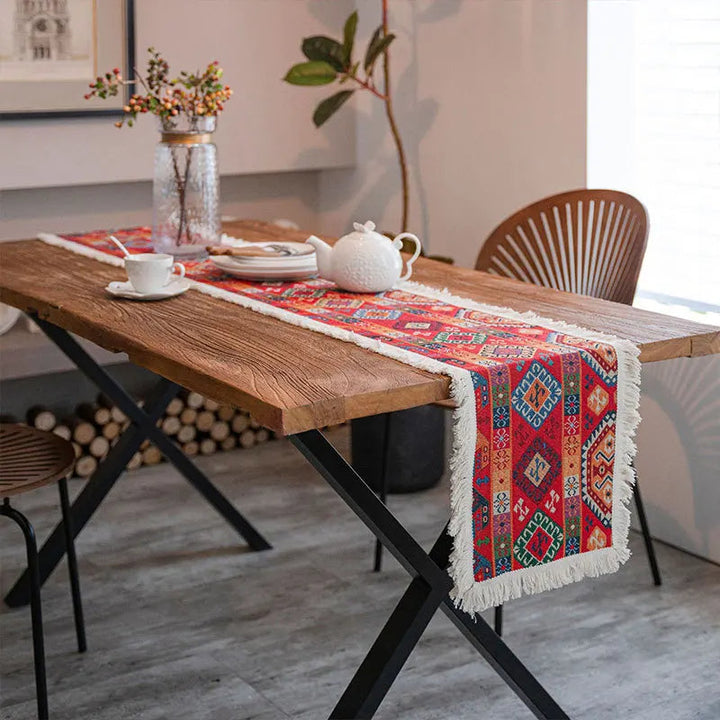 Chemin de table rouge à franges et motifs - Univers De La Table