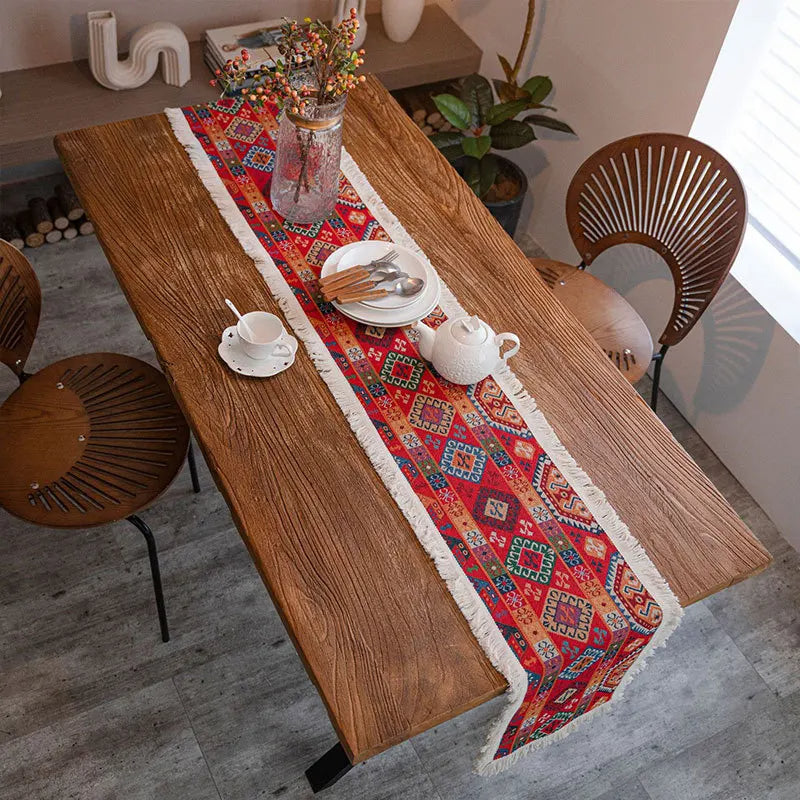 Chemin de table rouge à franges et motifs - Univers De La Table