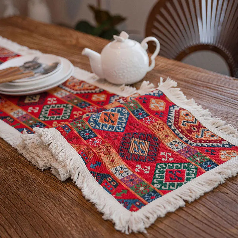 Chemin de table rouge à franges et motifs - Univers De La Table