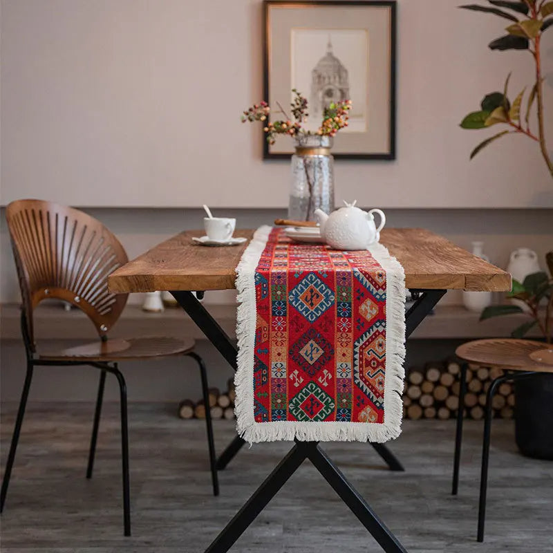 Chemin de table rouge à franges et motifs - Univers De La Table