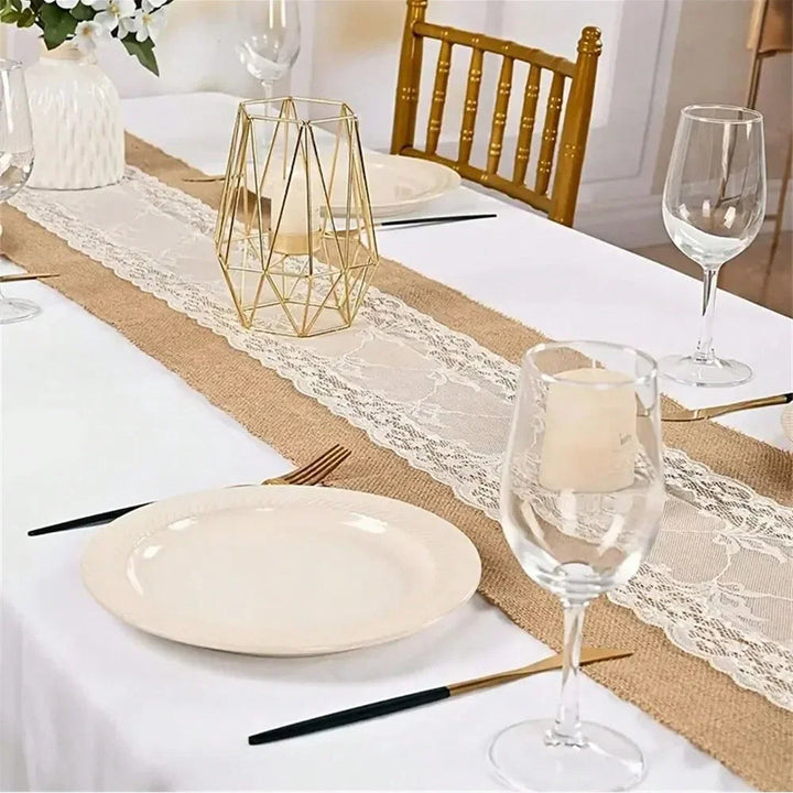Chemin de table en toile de jute et dentelle blanche - Univers De La Table