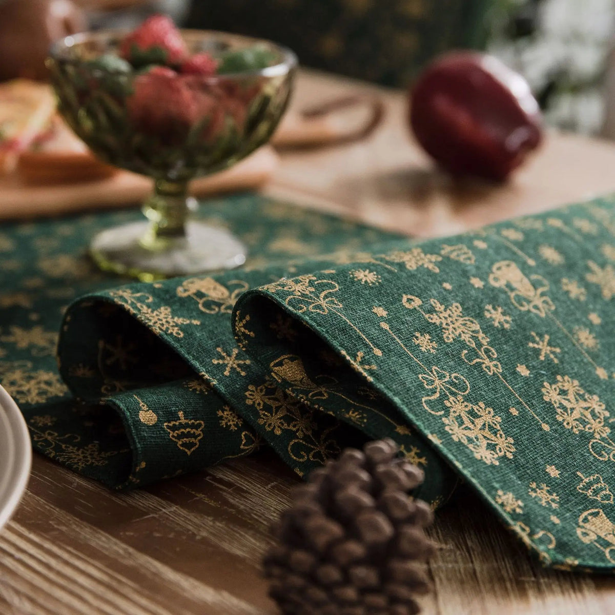 Chemin de table de Noël vert à motifs dorés - Univers De La Table